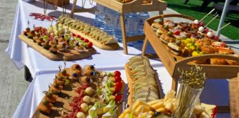 Аппетитный фуршетный сет с горячими закусками на 16-20 персон