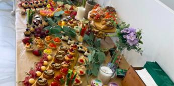 Праздничный фуршетный сет с горячими закусками на 50-60 персон